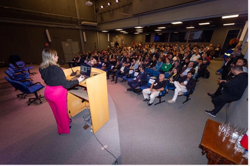 Manuella Swierczynski durante apresentação para público